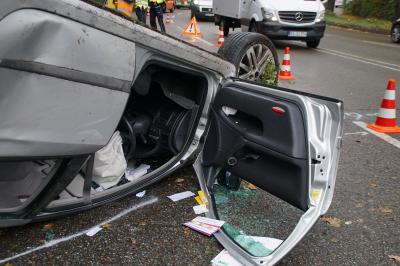 PKW auf neuer Weinsteige in Stuttgart ueberschlagen